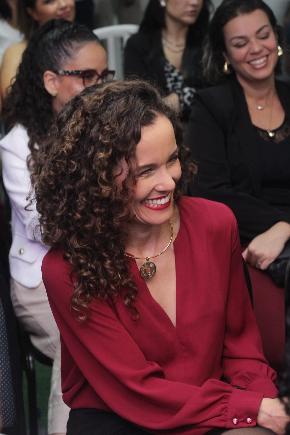 Convidada sorrindo durante o evento